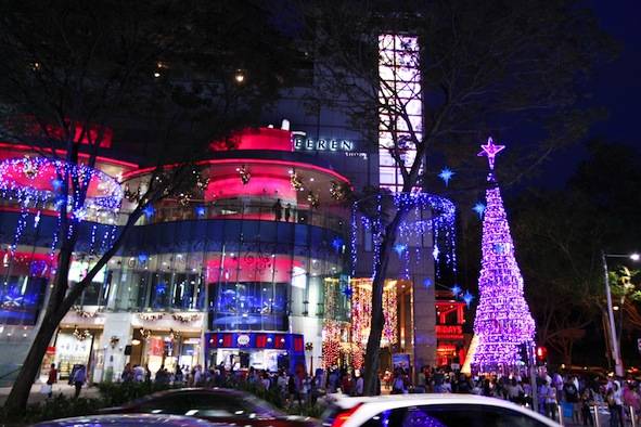 Singapore shopping mall with Christmas decoration